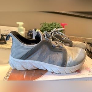 Comfortable tennis shoes gently used clean